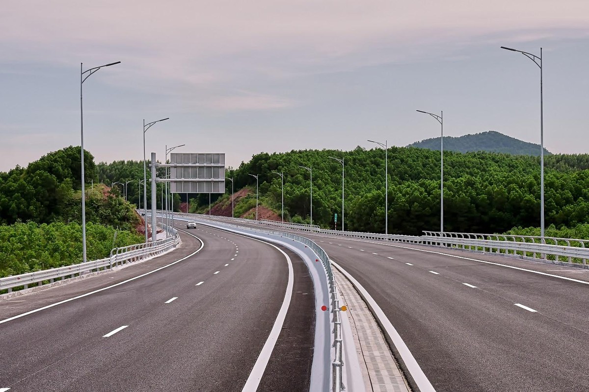Về mặt giao thương quốc tế, việc kết nối các quốc gia ASEAN và các địa phương trong cả nước với Trung Quốc thông qua cửa khẩu quốc tế Móng Cái sẽ tạo điều kiện thu hút các nguồn vốn đầu tư, để phát huy thế mạnh kinh tế vùng biên. Đây còn là tuyến cao tốc kết nối giữa hệ thống cảng hàng không, cảng biển, các khu du lịch, vui chơi giải trí, nghỉ dưỡng, các danh lam thắng cảnh, di tích văn hóa tâm linh… trên toàn tỉnh Quảng Ninh, tạo thuận lợi cho vận chuyển hàng hóa cũng như đi lại tham quan của khách du lịch theo đường bộ, thu hút nhà đầu tư đến Quảng Ninh. Về mặt giao thương quốc tế, việc kết nối các quốc gia ASEAN và các địa phương trong cả nước với Trung Quốc thông qua cửa khẩu quốc tế Móng Cái sẽ tạo điều kiện thu hút các nguồn vốn đầu tư, để phát huy thế mạnh kinh tế vùng biên. Đây còn là tuyến cao tốc kết nối giữa hệ thống cảng hàng không, cảng biển, các khu du lịch, vui chơi giải trí, nghỉ dưỡng, các danh lam thắng cảnh, di tích văn hóa tâm linh… trên toàn tỉnh Quảng Ninh, tạo thuận lợi cho vận chuyển hàng hóa cũng như đi lại tham quan của khách du lịch theo đường bộ, thu hút nhà đầu tư đến Quảng Ninh.
