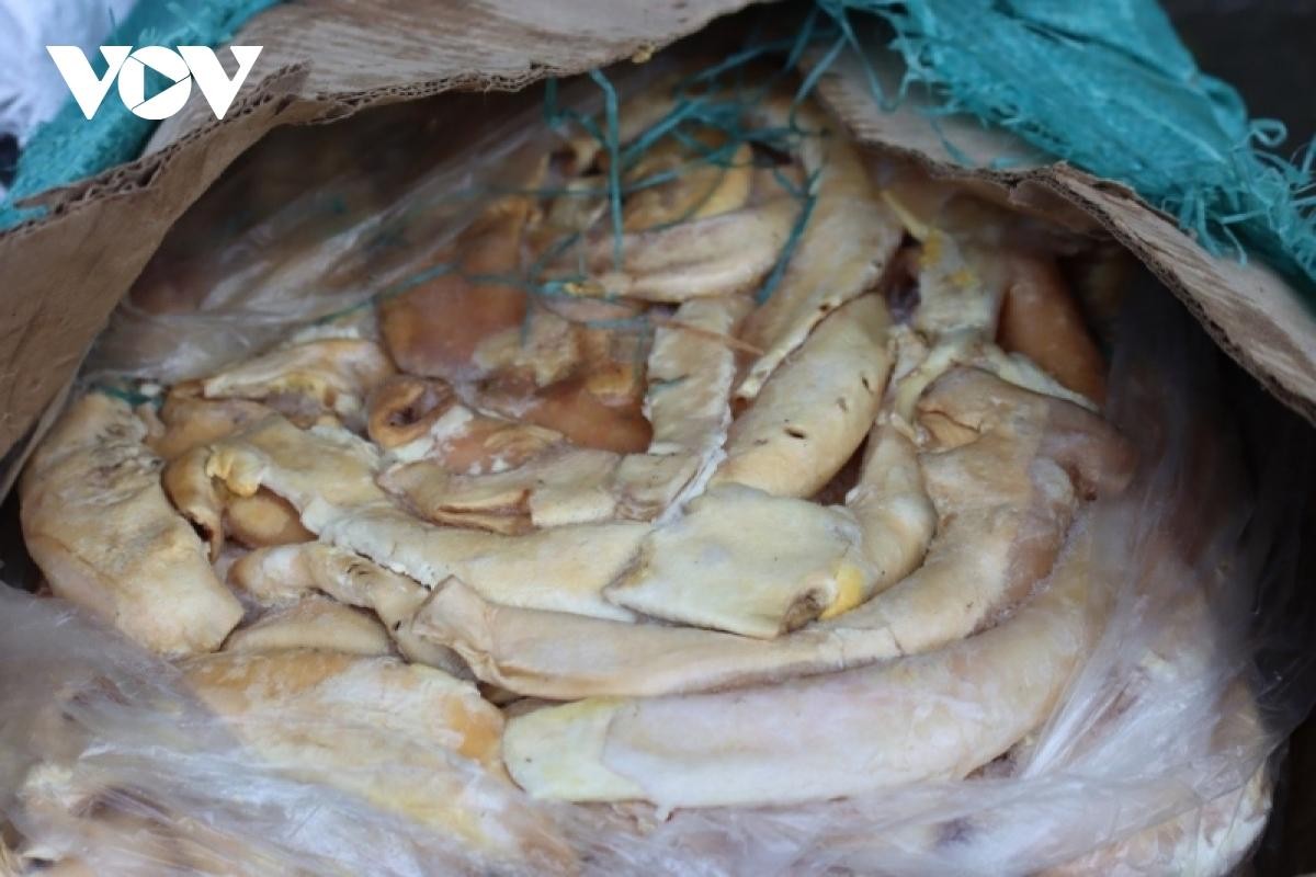 Kiểm tra 3 xe container mất đến hơn 1,5 ngày, trong các công hàng có chứa thực phẩm đông lạnh từ bò, ngựa; các sản phẩm từ thịt bò, thịt ngựa như bắp bò, lòng bò, ba chỉ bò, thịt ngựa, lòng ngựa… đã bốc mùi hôi thối, chảy nước vàng đục.