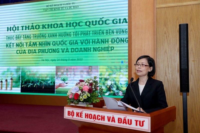 Bà Nguyễn Lệ Thủy, Tổng Biên tập Tạp chí Kinh tế và Dự báo phát biểu đề dẫn Hội thảo.