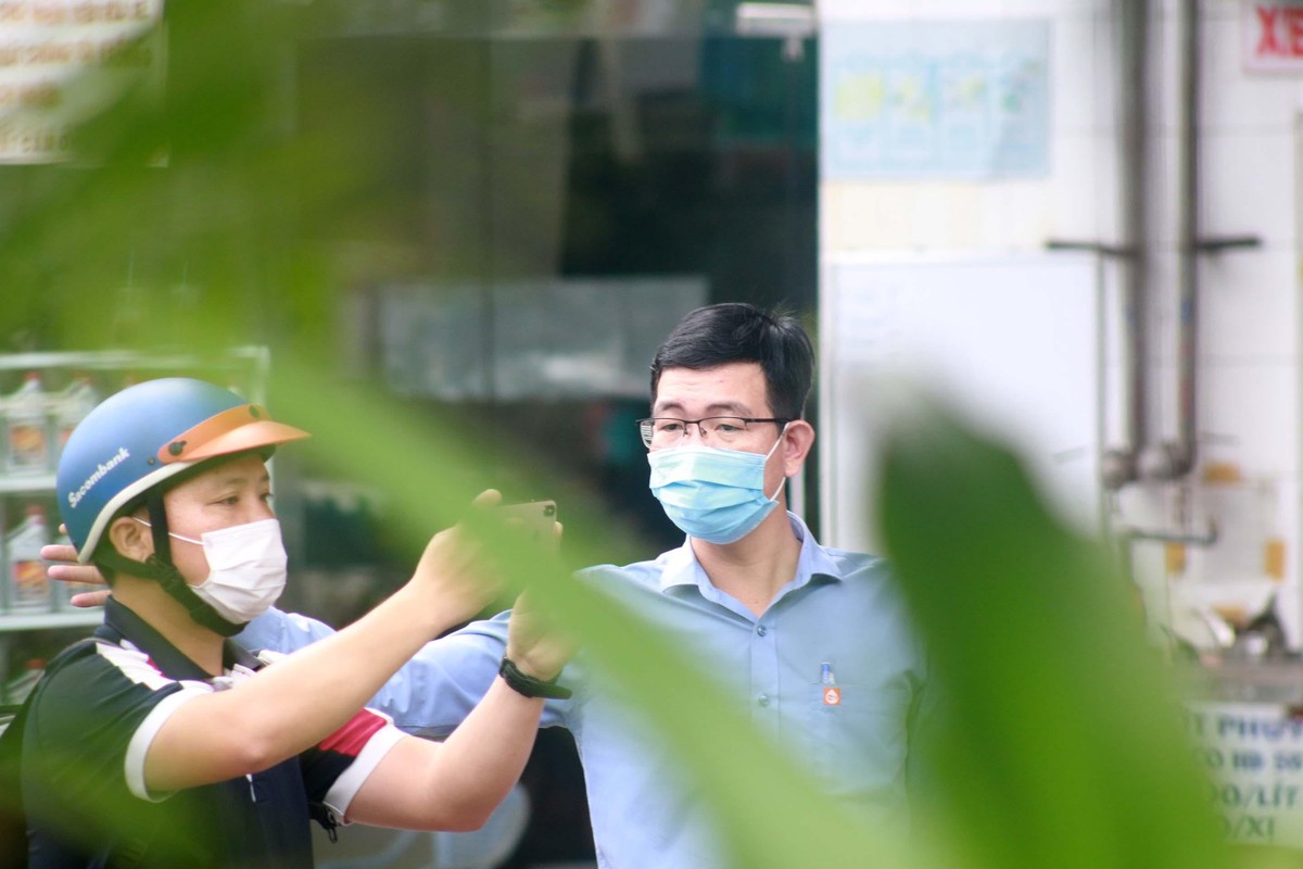 Nhân viên cây xăng khá lớn nằm trên đường Lê Hồng Phong đến ngăn cản nhà báo đến ghi nhận thực tế.