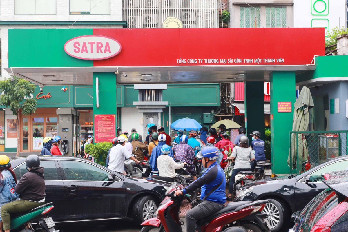 Muốn đổ đầy bình, khách hàng phải tìm đến các cây xăng lớn và xếp hàng chờ.