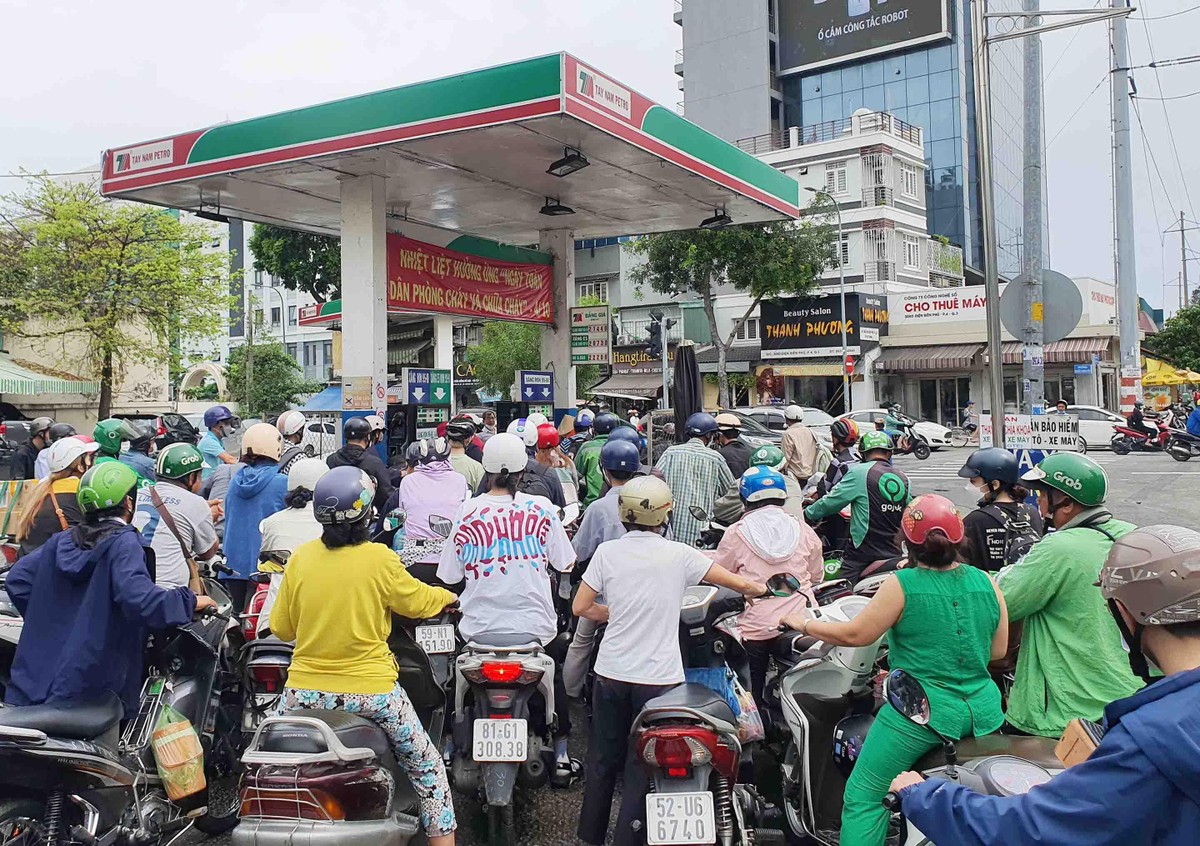 Nhiều cây xăng có lượng khách hàng quá đông, mà chỉ có một người đứng bán.