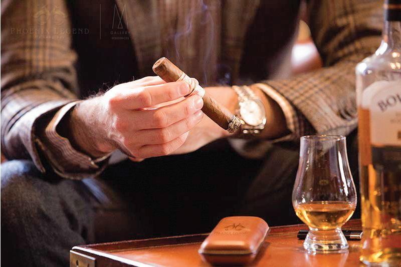 Câu lạc bộ Cigar cung cấp những điếu Cigar thượng hạng, là nơi thư giãn và chia sẻ đam mê thưởng thức Cigar dành cho những quý ông thành đạt (Ảnh: Phoenix Legend).