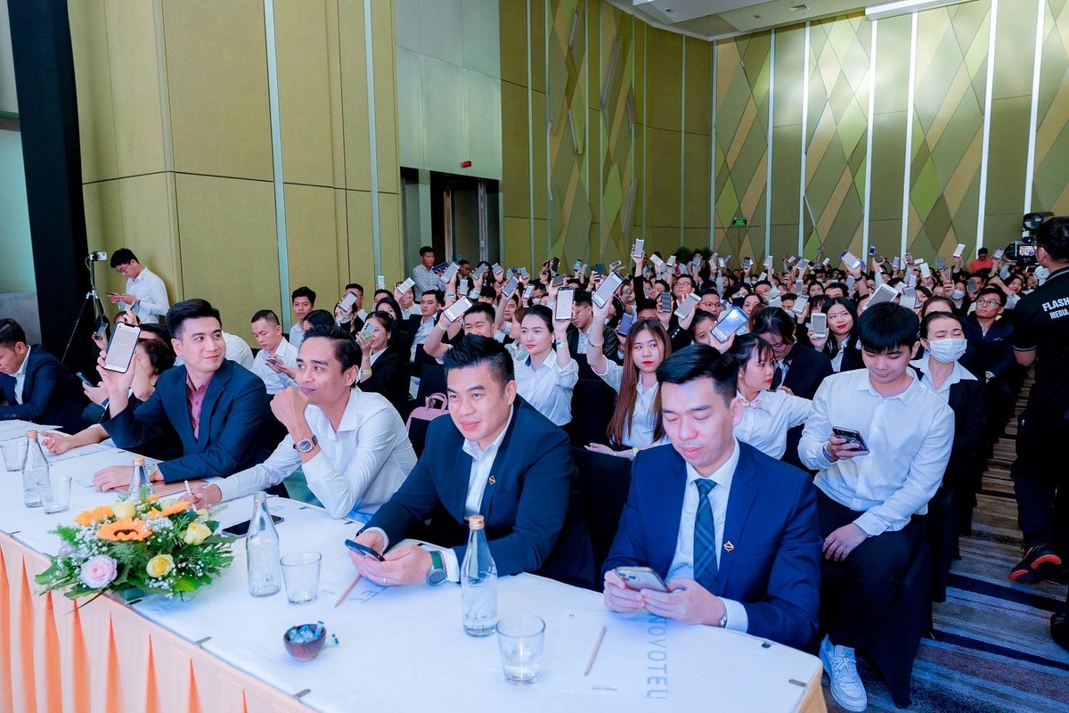 Đội ngũ chuyên viên kinh doanh hào hứng với trò chơi tương tác.