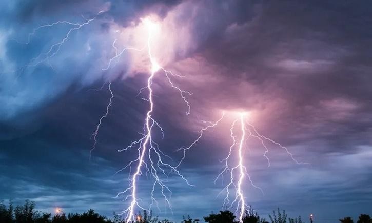 Sét có thể đạt tới nhiệt độ 30.000°C, gấp 20 lần nhiệt độ cần thiết để biến cát silica thành thủy tinh. Sét có thể đạt tới nhiệt độ 30.000°C, gấp 20 lần nhiệt độ cần thiết để biến cát silica thành thủy tinh.