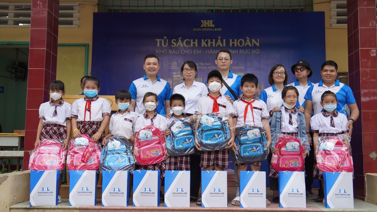 Dự án “Tủ sách Khải Hoàn” được tổ chức xuyên suốt trong năm và đến với các điểm trường khó khăn trong cả nước.