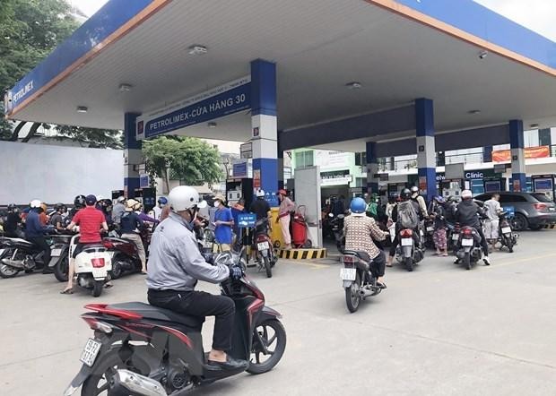 Đông người dân tại Thành phố Hồ Chí Minh xếp hàng chờ đổ xăng vào 15 giờ ngày 11/10. (Ảnh: Mỹ Phương/TTXVN).