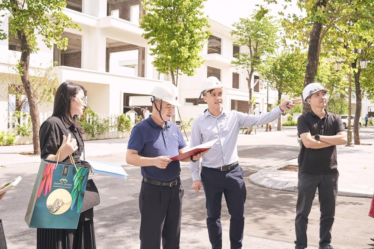 Khách hàng cùng chủ đầu tư kiểm tra các hạng mục bàn giao biệt thự.