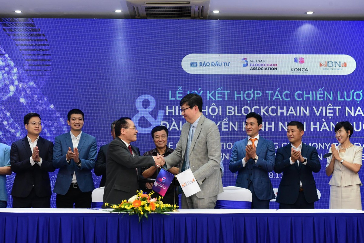 Đại diện Hiệp hội Blockchain Việt Nam và Công ty TNHH Tin tức NBN ký biên bản ghi nhớ.