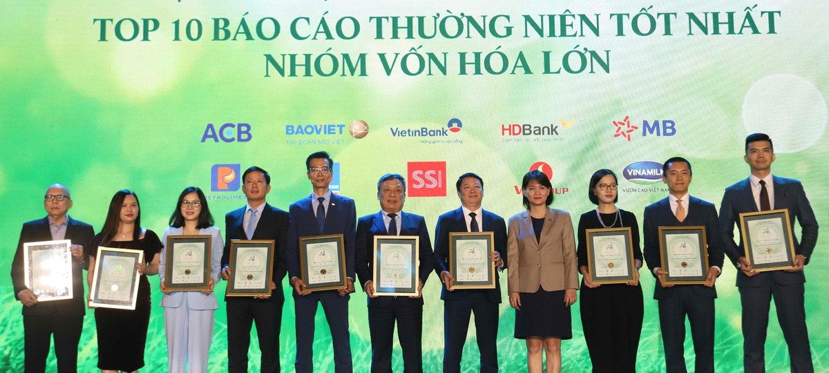 Bà Nguyễn Thị Việt Hà, Quyền Chủ tịch Công ty Sở Giao dịch chứng khoán TP.HCM trao giải Top 10 báo cáo thường niên tốt nhất nhóm vốn hóa lớn. Bà Nguyễn Thị Việt Hà, Quyền Chủ tịch Công ty Sở Giao dịch chứng khoán TP.HCM trao giải Top 10 báo cáo thường niên tốt nhất nhóm vốn hóa lớn.