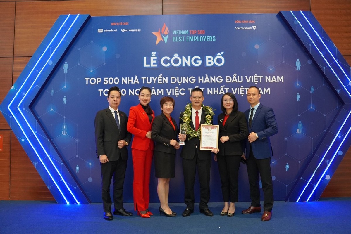 Các thành viên Dai-ichi Life Việt Nam tại Lễ trao giải “Top 10 Nơi làm việc tốt nhất Việt Nam”.