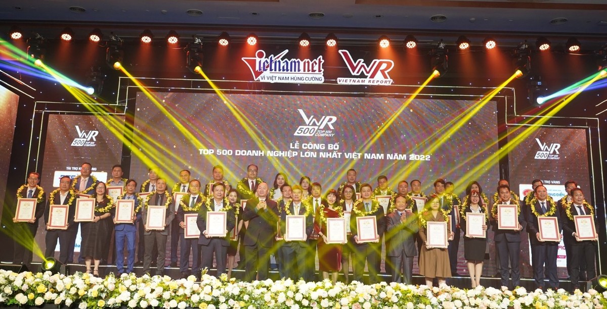 Các đại diện doanh nghiệp được trao giải “Top 500 Doanh nghiệp lớn nhất Việt Nam năm 2022”.