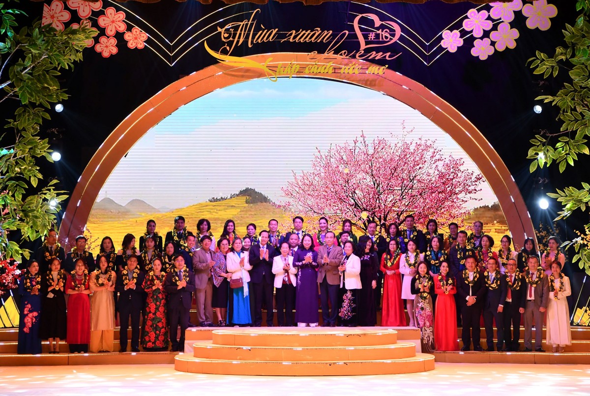 Phó Chủ tịch nước, Chủ tịch Hội đồng Bảo trợ Quỹ Bảo trợ trẻ em Việt Nam Võ Thị Ánh Xuân, Bộ trưởng Bộ LĐTB&amp;XH Đào Ngọc Dung và các đại biểu chụp ảnh cùng đại diện các đơn vị tài trợ cho Quỹ Bảo trợ Trẻ em Việt Nam, Thành viên HĐQT Vietcombank Hồng Quang (hàng đầu thứ 5 từ trái sang).