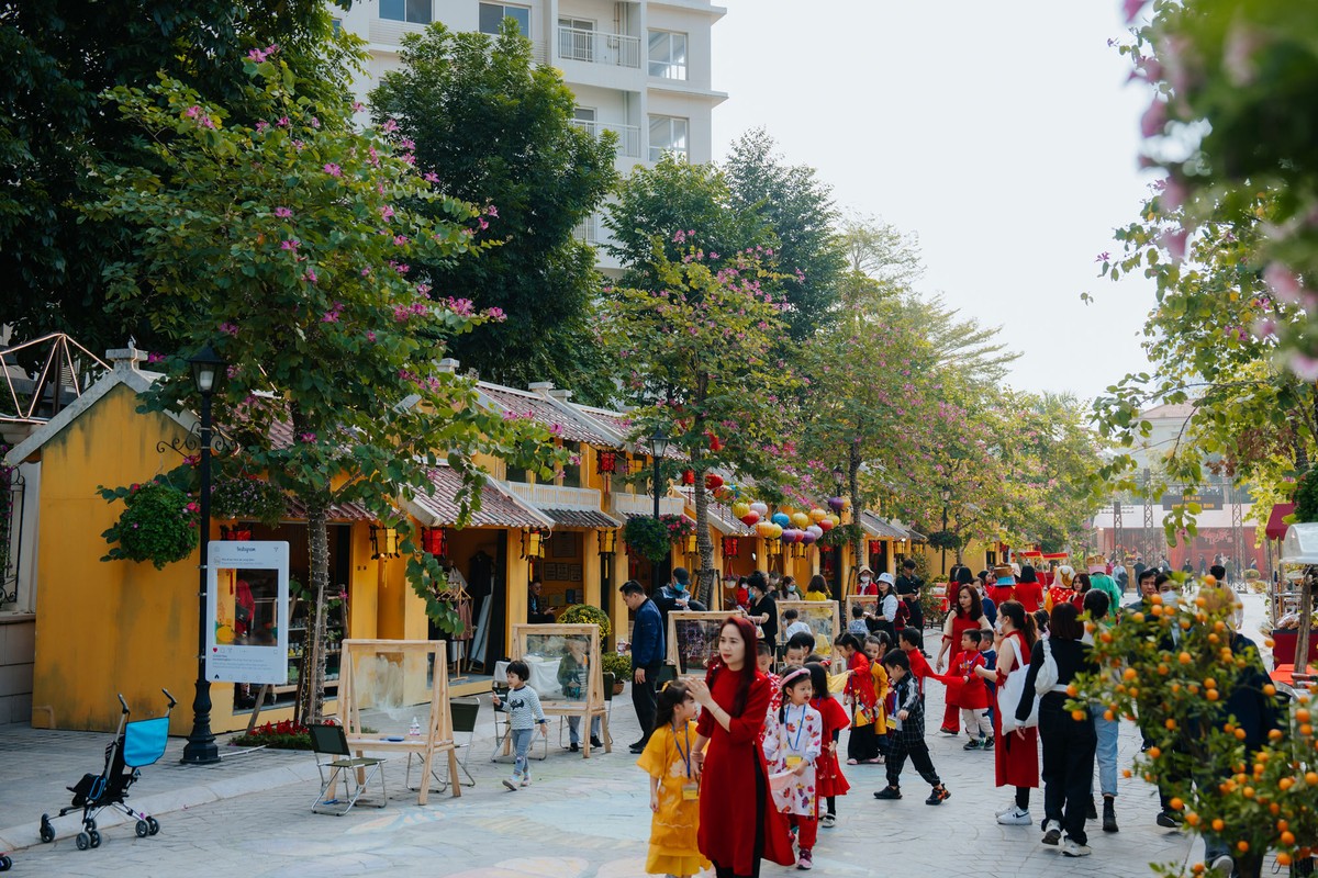Tràn ngập sắc hoa, đèn lồng đỏ, phố đi bộ Pont de Long Bien nổi bật với các gian nhà theo phong cách phố cổ Hà Nội cũng thu hút đông đảo du khách ghé thăm. Trong suốt thời gian diễn ra sự kiện đường hoa, khu vực này cũng liên tục tổ chức các hoạt động biểu diễn nghệ thuật đường phố, triển lãm tranh ngoài trời, liveshow âm nhạc cùng những trò chơi tương tác được sáng tạo từ các vật liệu tái chế thân thiện với môi trường… Home Hanoi Xuan 2023 sẽ tiếp tục mở cửa tự do đón khách tham quan cho đến hết ngày 25/1 (ngày 4 tháng Giêng âm lịch).