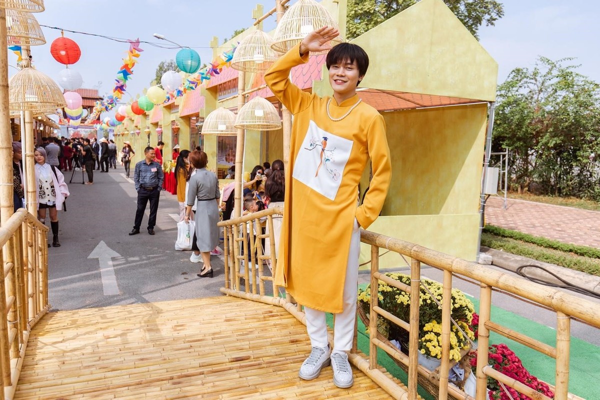 Chọn mẫu áo dài cách tân màu vàng dạo chơi tại đường hoa. Anh Trần Hoàng Cường cho biết rất ấn tượng với không khí vui tươi và cách trang trí độc đáo vừa truyền thống, vừa hiện đại của đường hoa. "Mình đã cùng bạn bè đi chọn áo dài và hẹn nhau đến đây chụp ảnh. Điều thú vị là dù đứng ở góc nào, bọn mình cũng cho ra đời được những bức ảnh đẹp và ấn tượng", anh chàng 28 tuổi chia sẻ.