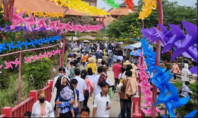 Những ngày đầu năm mới, mọi ngả đường về khu du lịch Núi Cấm nhộn nhịp du khách đổ về du Xuân cầu sức khoẻ, bình an, tài lộc.