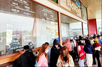 Quầy vé Cáp treo Núi Cấm lịch sự hơn những năm trước khi có sự đầu tư chăm chút.