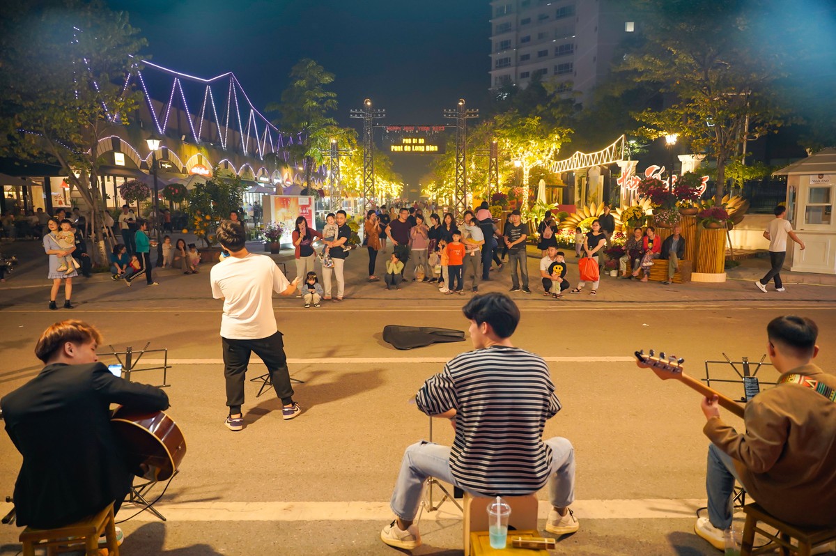 Phố đi bộ Pont de Long Bien là điểm hẹn vui chơi – giải trí – văn hóa – sáng tạo của người dân nói chung, giới trẻ nói riêng. Ảnh: Home Hanoi Xuan.