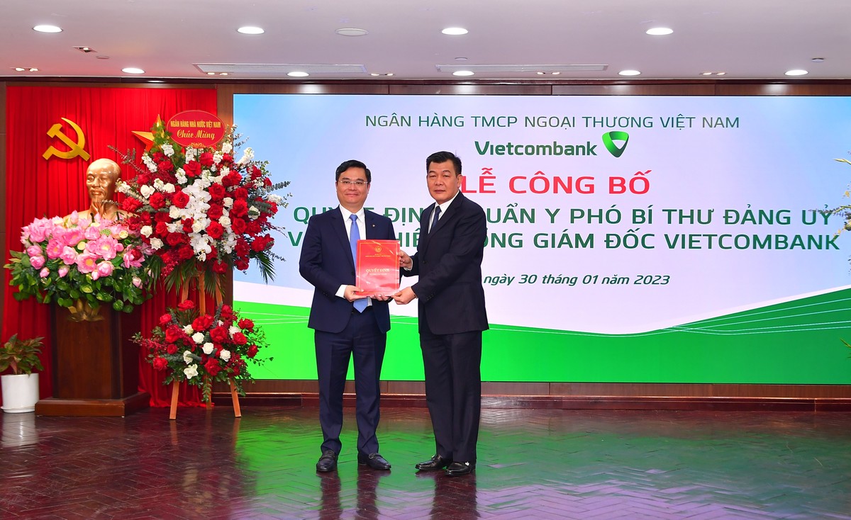 Ông Nguyễn Đức Phong – Phó Bí thư Thường trực Đảng ủy Khối DNTW (bên phải) trao Quyết định của Đảng ủy Khối DNTW chuẩn y chức danh Phó Bí thư Đảng ủy Vietcombank cho ông Nguyễn Thanh Tùng.