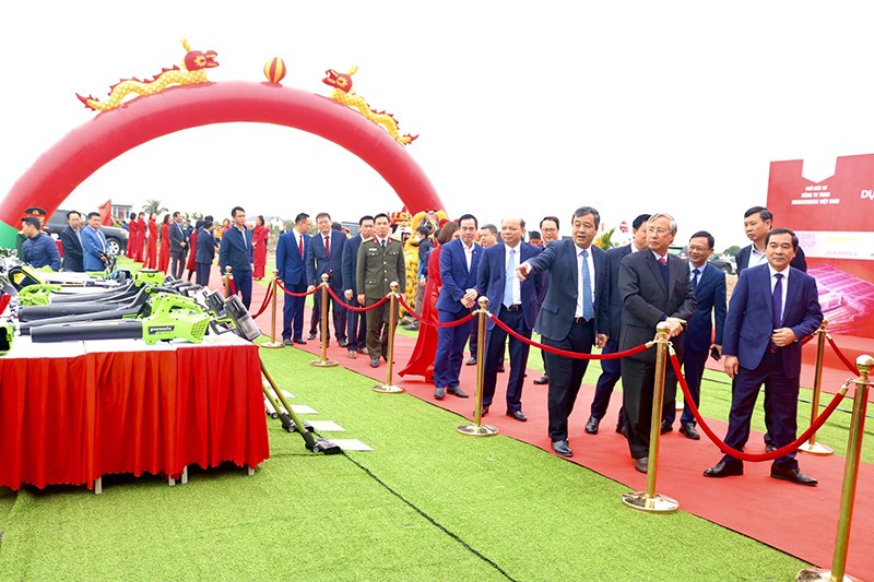 Các đại biểu tham quan sản phẩm của Nhà máy Greenworks Thái Bình Việt Nam.