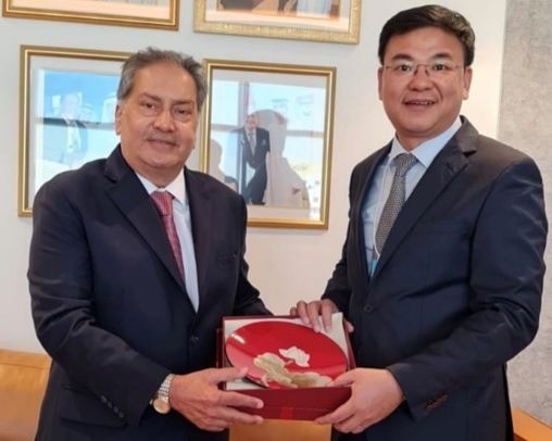 Thứ trưởng Phạm Quang Hiệu tặng quà lưu niệm cho ông Kamal Vachani, Giám đốc Tập đoàn Al Maya tại buổi làm việc. Thứ trưởng Phạm Quang Hiệu tặng quà lưu niệm cho ông Kamal Vachani, Giám đốc Tập đoàn Al Maya tại buổi làm việc.