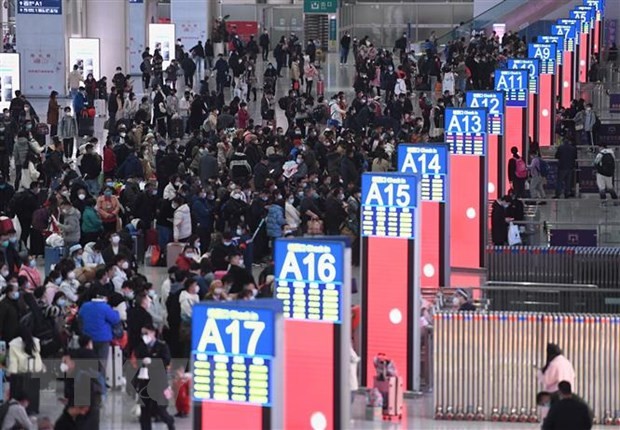 Hành khách tại nhà ga đường sắt Thâm Quyến, tỉnh Quảng Đông, Trung Quốc. (Ảnh: THX/TTXVN).