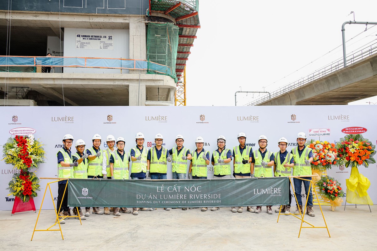 Cùng với Masterise Homes, các đối tác thi công luôn đảm bảo tiến độ và công tác an toàn tại công trình dự án, đến nay LUMIÈRE riverside đã chính thức hoàn tất toàn bộ phần xây thô.