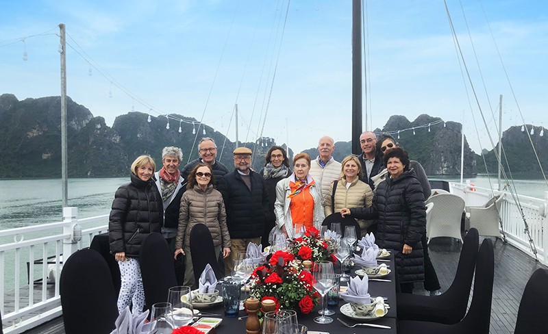 Du khách nước ngoài trải nghiệm du thuyền trên Vịnh Hạ Long.