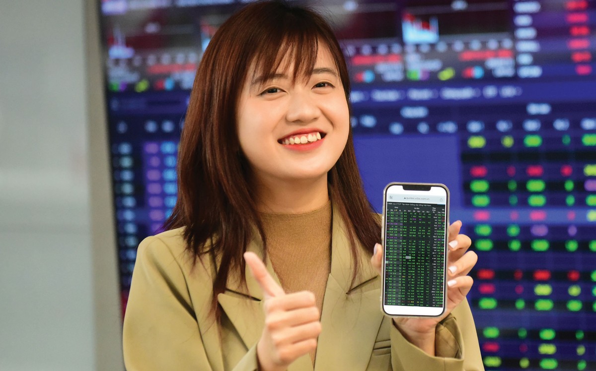 Phiên giao dịch cuối tuần qua, thị trường chứng khoán thể hiện sự hứng khởi trước thông tin lãi suất tiếp tục hạ trong thời gian tới. Phiên giao dịch cuối tuần qua, thị trường chứng khoán thể hiện sự hứng khởi trước thông tin lãi suất tiếp tục hạ trong thời gian tới.