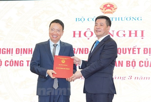 Ông Lê Triệu Dũng (bên trái) được bổ nhiệm làm Chủ tịch Ủy ban Cạnh tranh Quốc gia. (Ảnh: Đức Duy/Vietnam+).