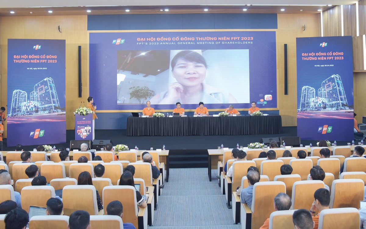Cổ đông chất vấn qua hình thức trực tuyến tại đại hội cổ đông FPT 2023.