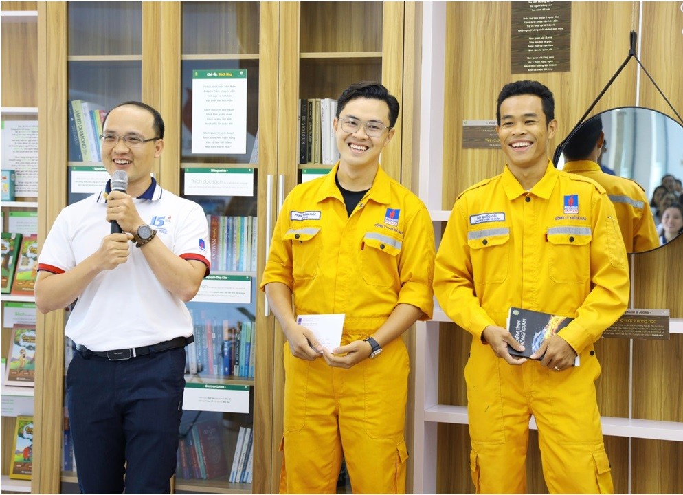 Giao lưu và trao đổi những điều hay từ sách trở thành một sinh hoạt ngoại khóa vui vẻ và bổ ích với tất cả NLĐ KCM.