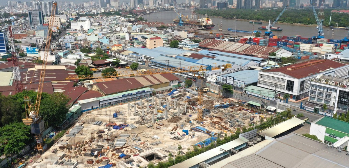 Bên trong công trình Shizen Home vẫn ngổn ngang vật liệu xây dựng, những khối bê tông đứng “lạnh lùng” trước sự chờ đợi mòn mỏi của chủ đầu tư.