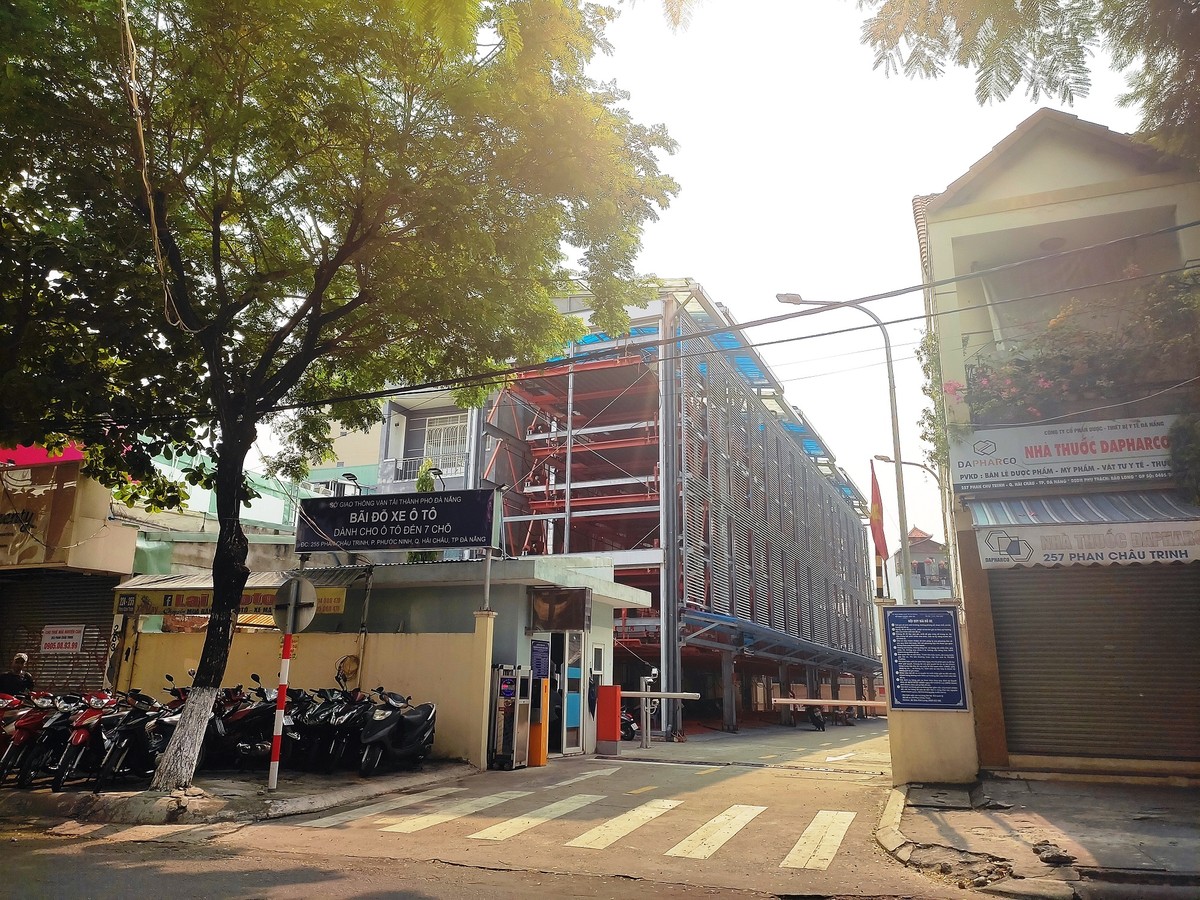 Bãi đỗ xe tại số 255 Phan Châu Trinh (giai đoạn 2) gần đường Nguyễn Văn Linh có 74 vị trí đỗ xe.