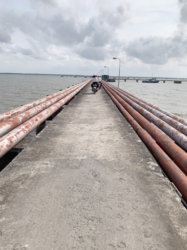 Đường ra Bến phao Nam Sông Hậu Petro trên sông Soài Rạp.