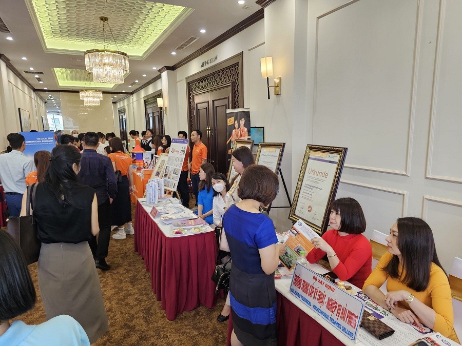 Các đại biểu tham quan các bàn trưng bày, giới thiệu sản phẩm của các trường đại học, THPT và các cơ sở đào tạo trên địa bàn Thành phố.