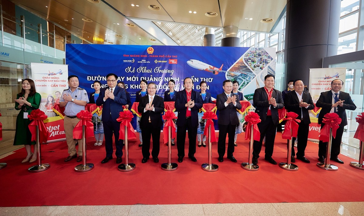 Lãnh đạo tỉnh Quảng Ninh và TP Cần Thơ cắt băng khai trương đường bay mới tại sân bay Vân Đồn. Lãnh đạo tỉnh Quảng Ninh và TP Cần Thơ cắt băng khai trương đường bay mới tại sân bay Vân Đồn.