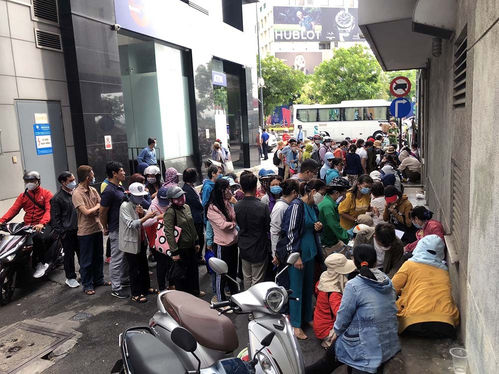 Các trái chủ xếp hàng tại Hội sở SCB (TP.HCM) gửi đơn kêu cứu.
