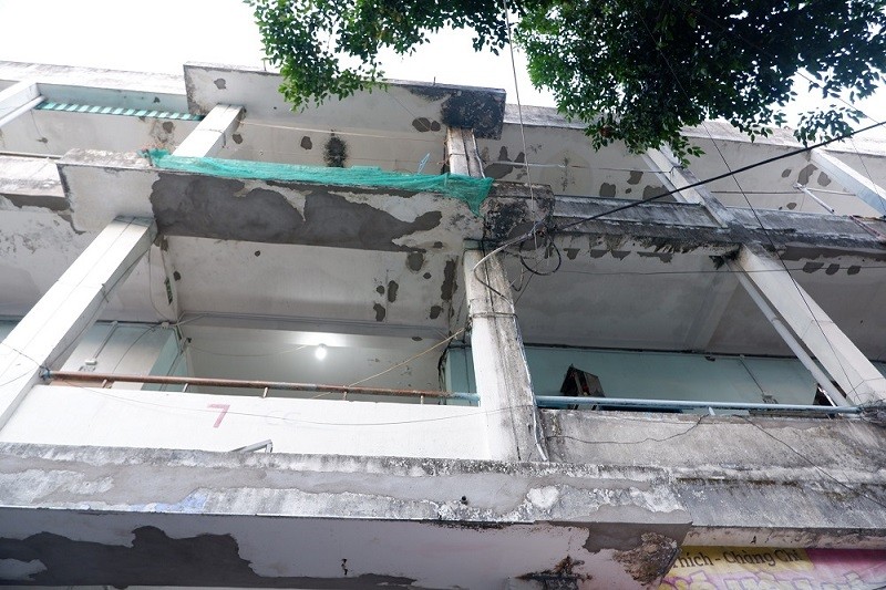 Trong khi chờ phương án đầu tư, các mảng tường bong tróc tại chung cư số 7 (Chung cư Thuận Phước) được khắc phục tạm bằng cách trét xi măng.