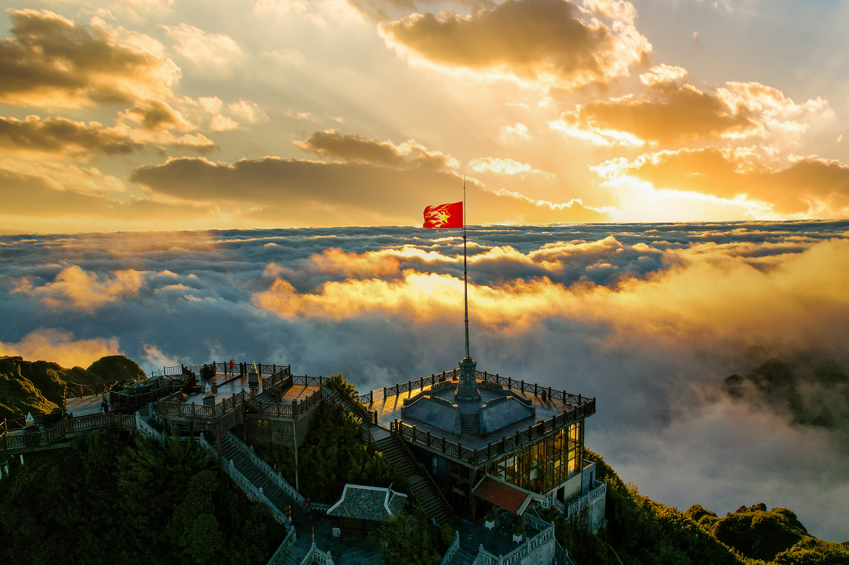 Khi đặt phòng tại Hotel de la Coupole – Mgallery, du khách sẽ được ưu tiên lối đi VIP lên cáp treo Fansipan. Khi đặt phòng tại Hotel de la Coupole – Mgallery, du khách sẽ được ưu tiên lối đi VIP lên cáp treo Fansipan.