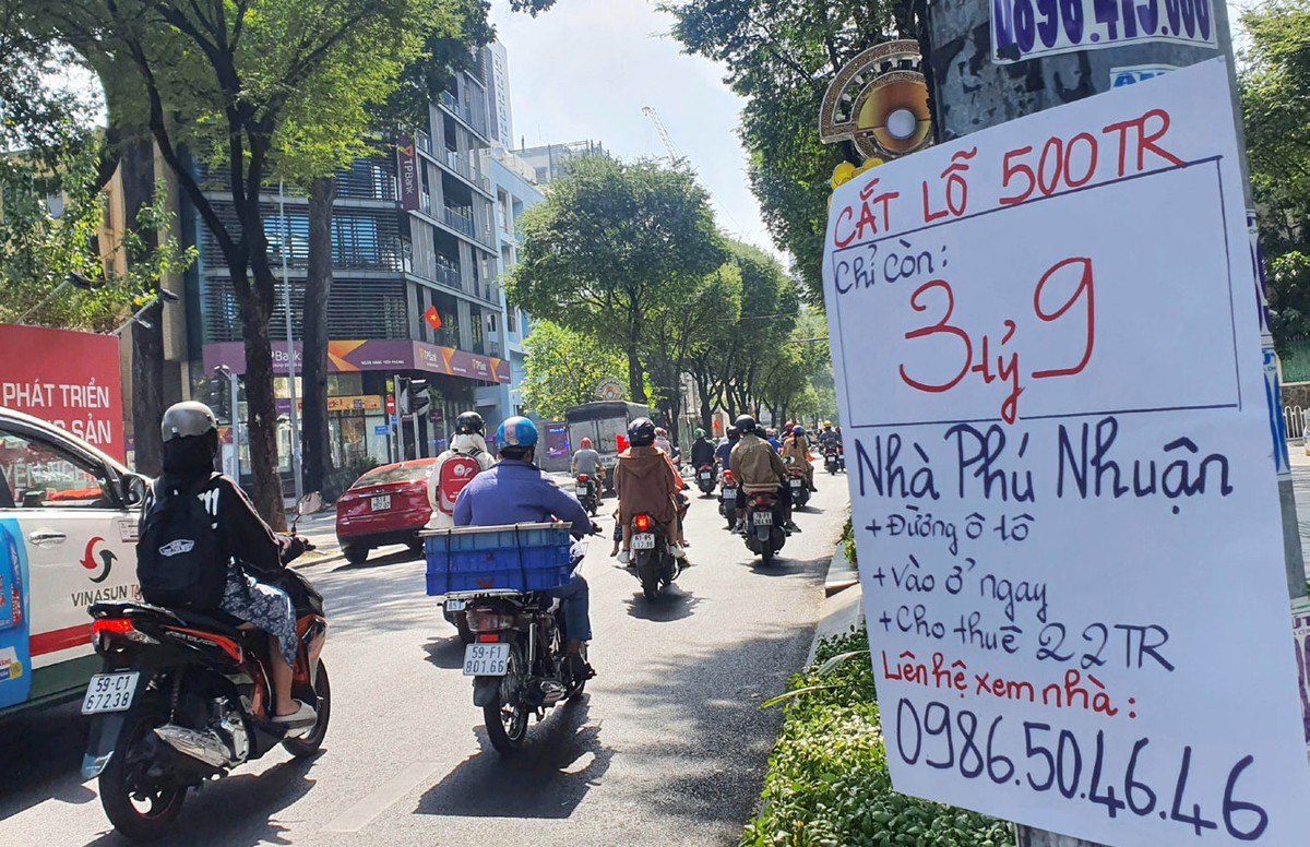 Kẹt tiền khiến nhiều người phải bán nhà cắt lỗ hoặc trả nợ. Kẹt tiền khiến nhiều người phải bán nhà cắt lỗ hoặc trả nợ.