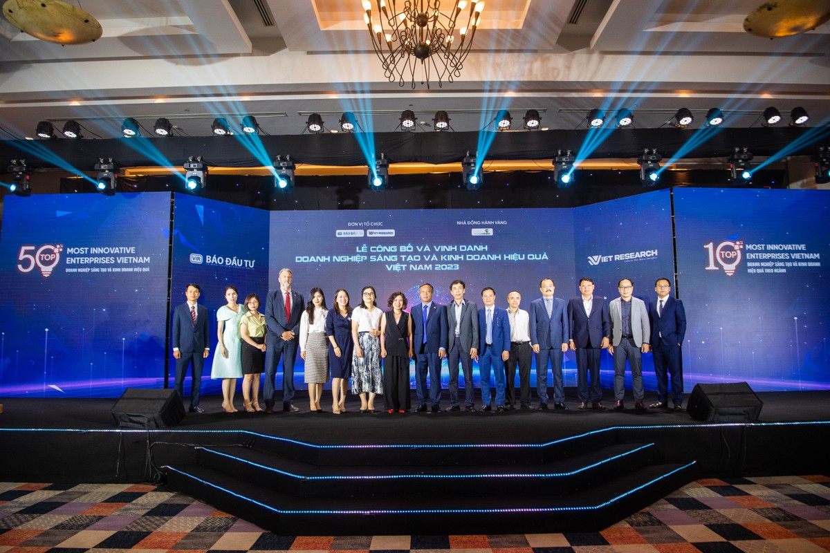 Ban tổ chức và các diễn giả, khách mời chụp ảnh kỷ niệm