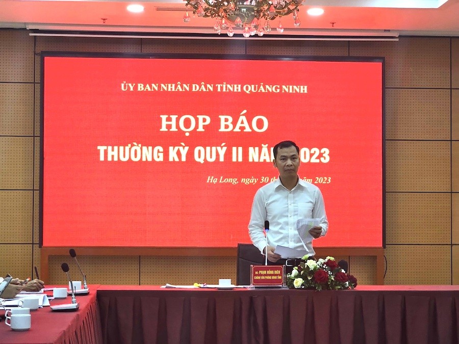 Ông Phạm Hồng Biên, Chánh Văn phòng UBND tỉnh Quảng Ninh thông tin tạo cuộc họp báo thường kỳ quý II/2023 của UBND tỉnh. Ảnh: Thanh Sơn.
