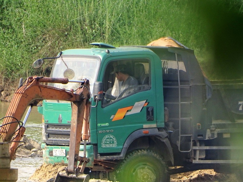 Phương tiện mang tên chủ xe là bà Nguyễn Thị Huệ (mẹ ông Nguyễn Hữu Thành Tâm) vận chuyển cát sỏi lậu trên sông Nong. Ảnh: P.V. Phương tiện mang tên chủ xe là bà Nguyễn Thị Huệ (mẹ ông Nguyễn Hữu Thành Tâm) vận chuyển cát sỏi lậu trên sông Nong. Ảnh: P.V.