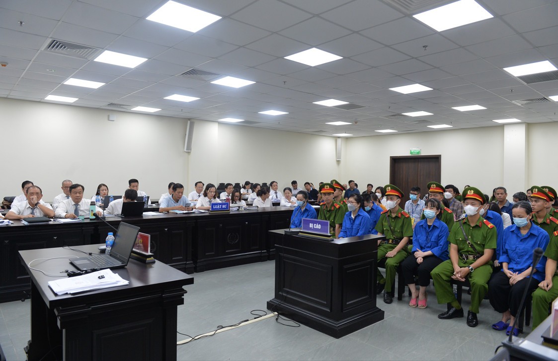 Bị cáo Cao Thị Minh Thuận cùng các đồng phạm trong vụ án. Bị cáo Cao Thị Minh Thuận cùng các đồng phạm trong vụ án.