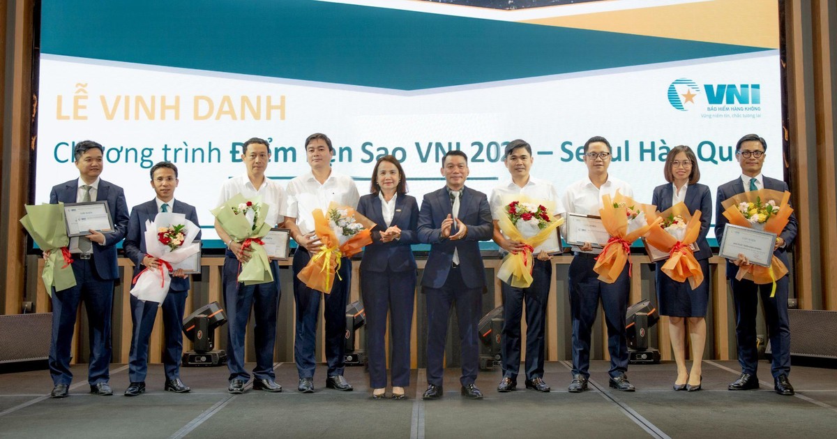 Chủ tịch và TGĐ VNI vinh danh các Ban, Công ty thành viên đã hoàn thành kế hoạch kinh doanh 6 tháng đầu năm 2023.