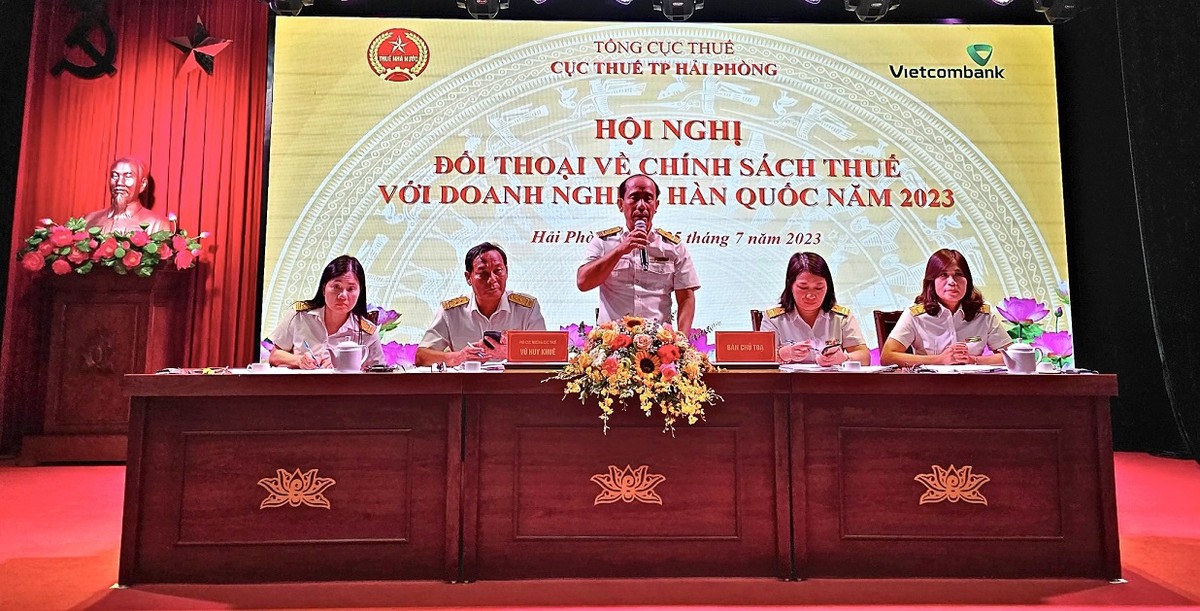 Đại diện các phòng ban, lãnh đạo của Cục Thuế TP. Hải Phòng trả lời các câu hỏi của doanh nghiệp. Ảnh: Thanh Sơn.