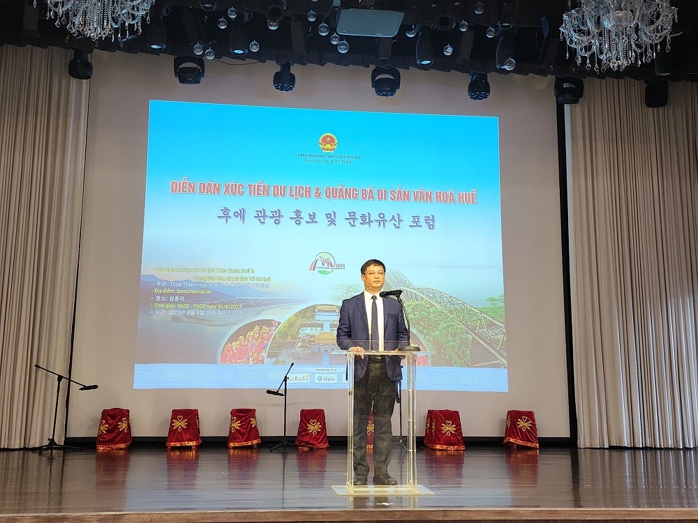 Phó chủ tịch UBND tỉnh Thừa Thiên Huế phát biểu trình bày tại diễn đàn.