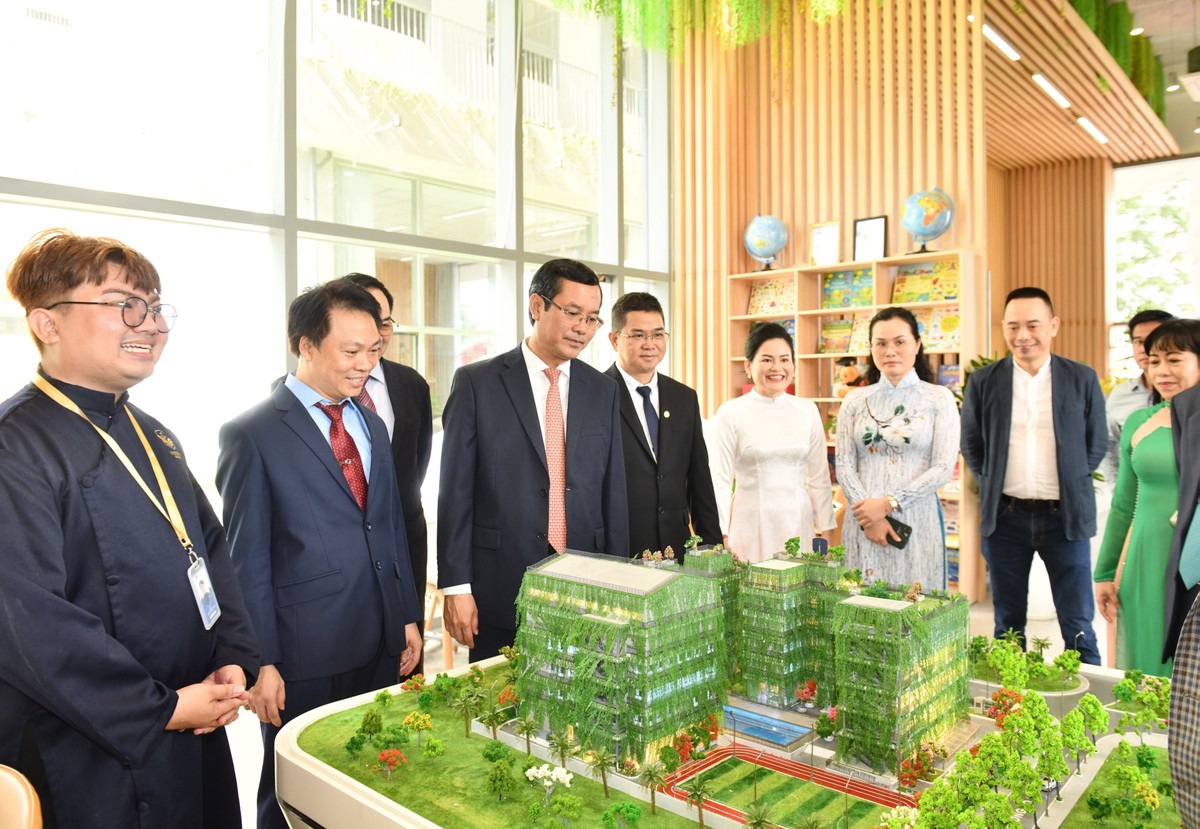 PGS. TS Nguyễn Văn Phúc - Thứ trưởng Bộ Giáo Dục &amp; Đào tạo (thứ 3 từ trái qua) cùng đoàn đại biểu tham quan trường.