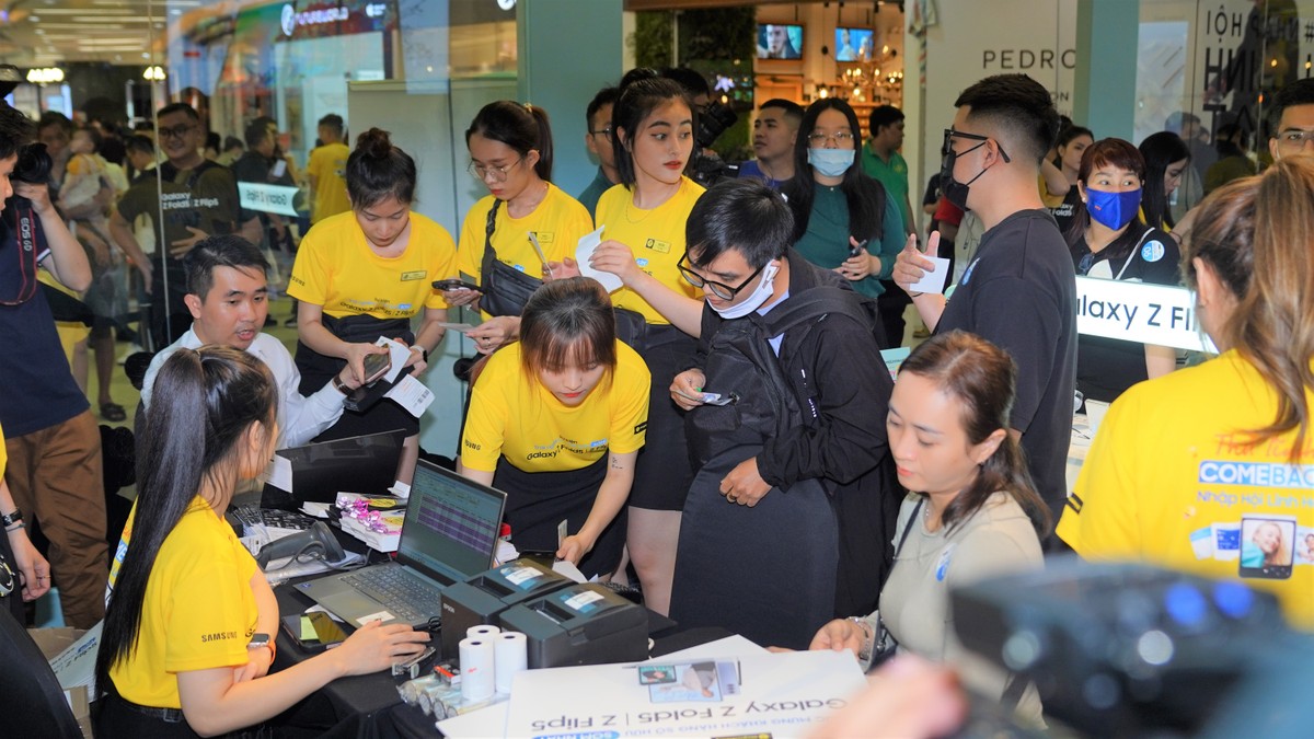 Khách hàng hào hứng trải nghiệm bộ đôi siêu phẩm mới.